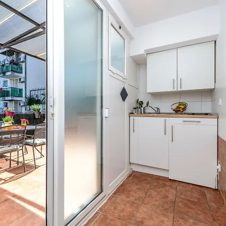 Spacious In With Beach Nearby 公寓